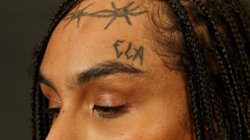 Linn da Quebrada tem o pronome "ELA" tatuado próximo à sobrancelha